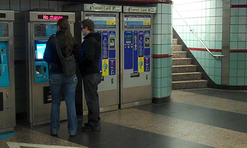 CTA users attempt to purchase a Ventra card (Photo/Jaclyn Driscoll)